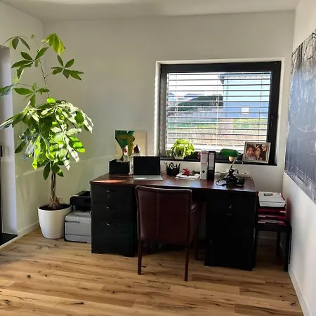 Villa House - Sleeps 8 - Pets Ok - Garden - Parking *