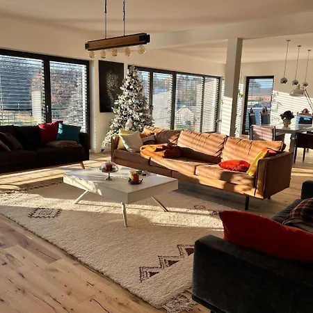 House - Sleeps 8 - Pets Ok - Garden - Parking