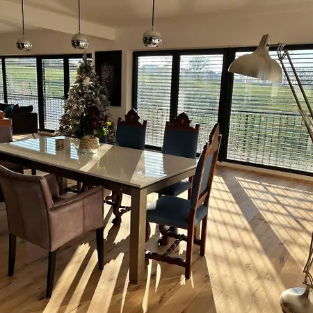 Villa House - Sleeps 8 - Pets Ok - Garden - Parking