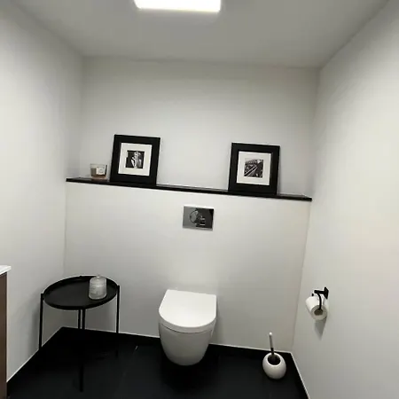 House - Sleeps 8 - Pets Ok - Garden - Parking *