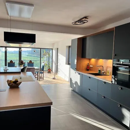 Villa House - Sleeps 8 - Pets Ok - Garden - Parking