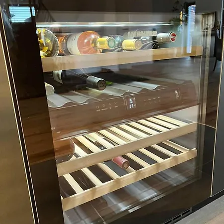 Villa House - Sleeps 8 - Pets Ok - Garden - Parking