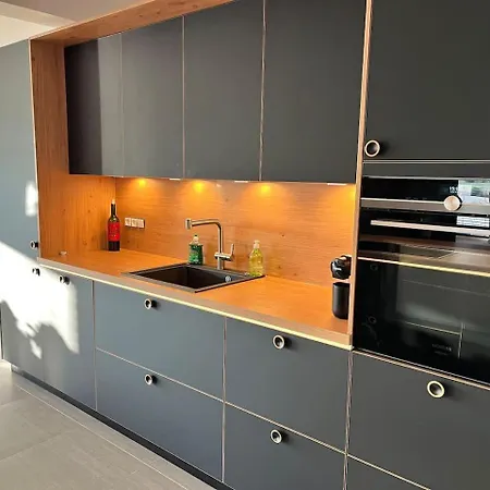 Villa House - Sleeps 8 - Pets Ok - Garden - Parking