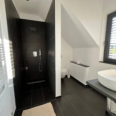 Villa House - Sleeps 8 - Pets Ok - Garden - Parking