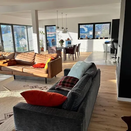 Villa House - Sleeps 8 - Pets Ok - Garden - Parking *