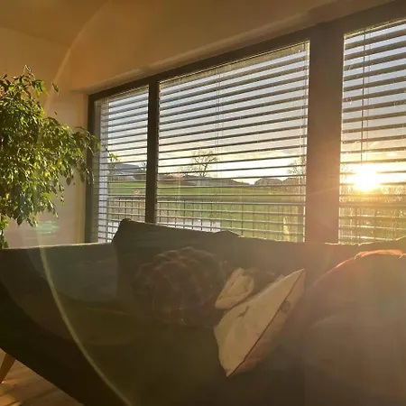 Villa House - Sleeps 8 - Pets Ok - Garden - Parking *