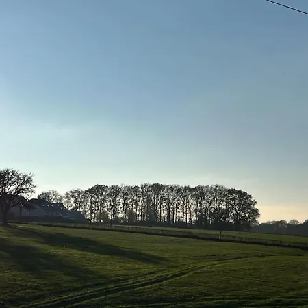 Villa House - Sleeps 8 - Pets Ok - Garden - Parking