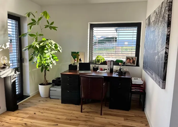 Villa House - Sleeps 8 - Pets Ok - Garden - Parking *