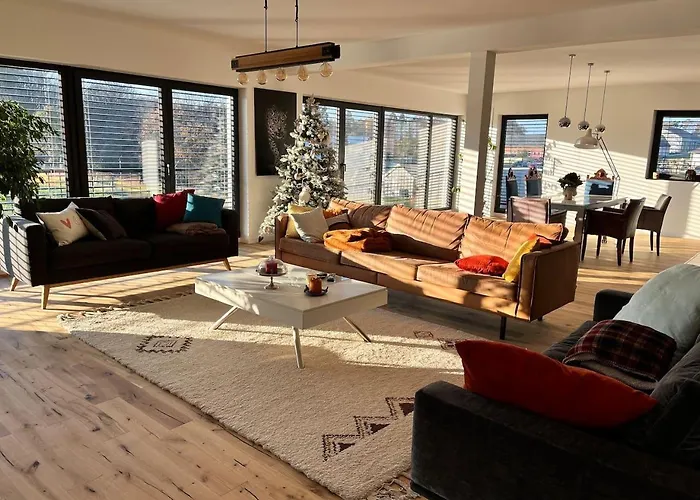 House - Sleeps 8 - Pets Ok - Garden - Parking