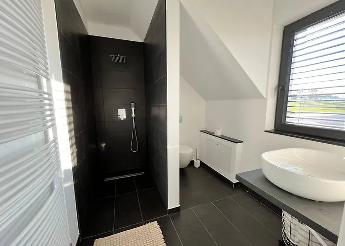 Villa House - Sleeps 8 - Pets Ok - Garden - Parking