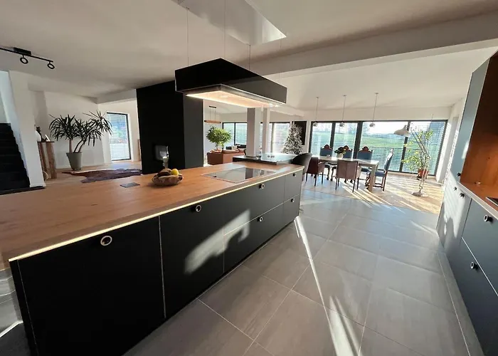 House - Sleeps 8 - Pets Ok - Garden - Parking *