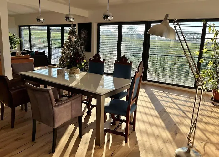 Villa House - Sleeps 8 - Pets Ok - Garden - Parking