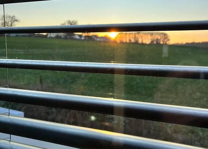 House - Sleeps 8 - Pets Ok - Garden - Parking *