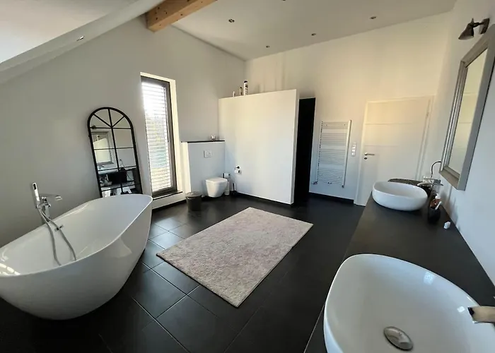 House - Sleeps 8 - Pets Ok - Garden - Parking Villa