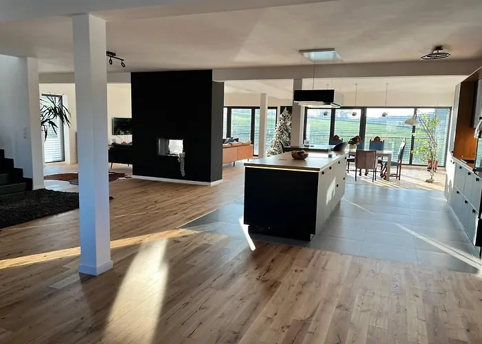 Villa House - Sleeps 8 - Pets Ok - Garden - Parking *