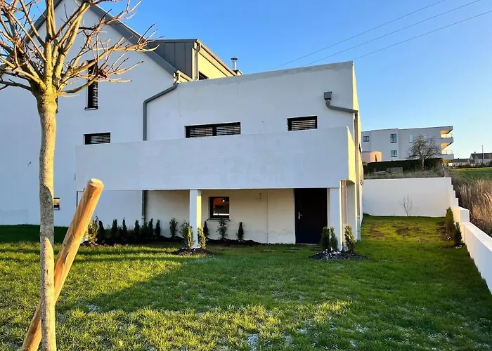 Villa House - Sleeps 8 - Pets Ok - Garden - Parking *