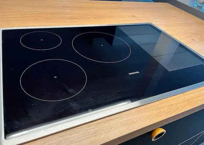 Villa House - Sleeps 8 - Pets Ok - Garden - Parking *