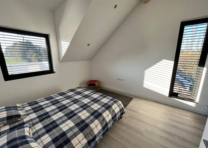 Villa House - Sleeps 8 - Pets Ok - Garden - Parking