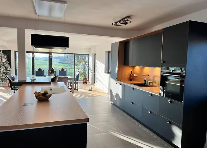 Villa House - Sleeps 8 - Pets Ok - Garden - Parking