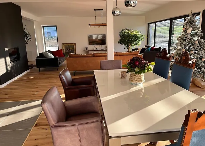 House - Sleeps 8 - Pets Ok - Garden - Parking